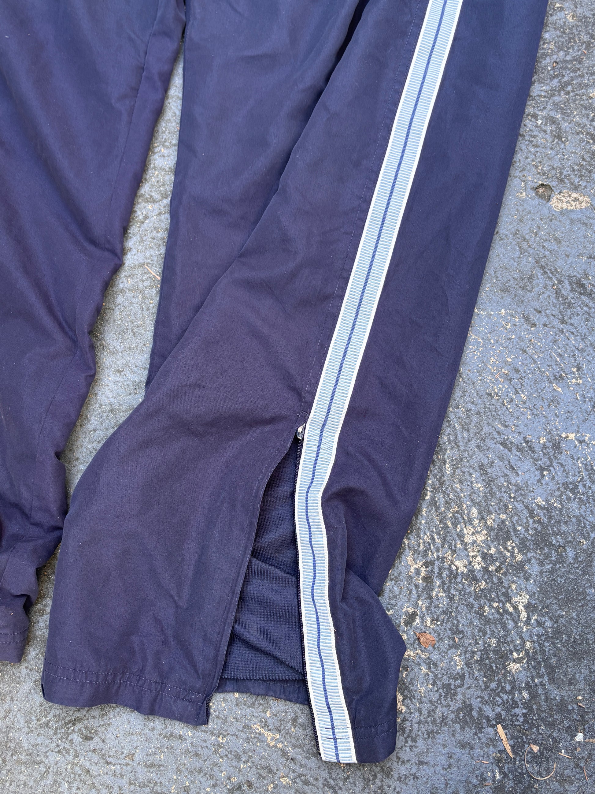 Vintage 90s/Y2K Umbro Track Pants Size L Navy Blue Tape Detail Wide Leg Ankle Zip