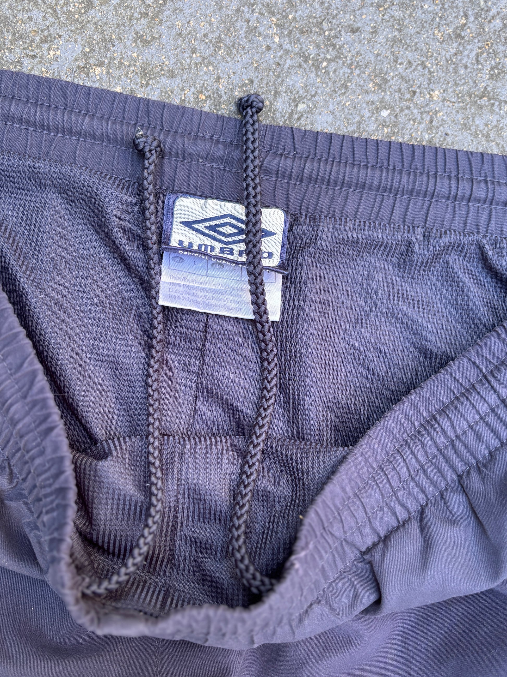 Vintage 90s/Y2K Umbro Track Pants Size L Navy Blue Tape Detail Wide Leg Ankle Zip