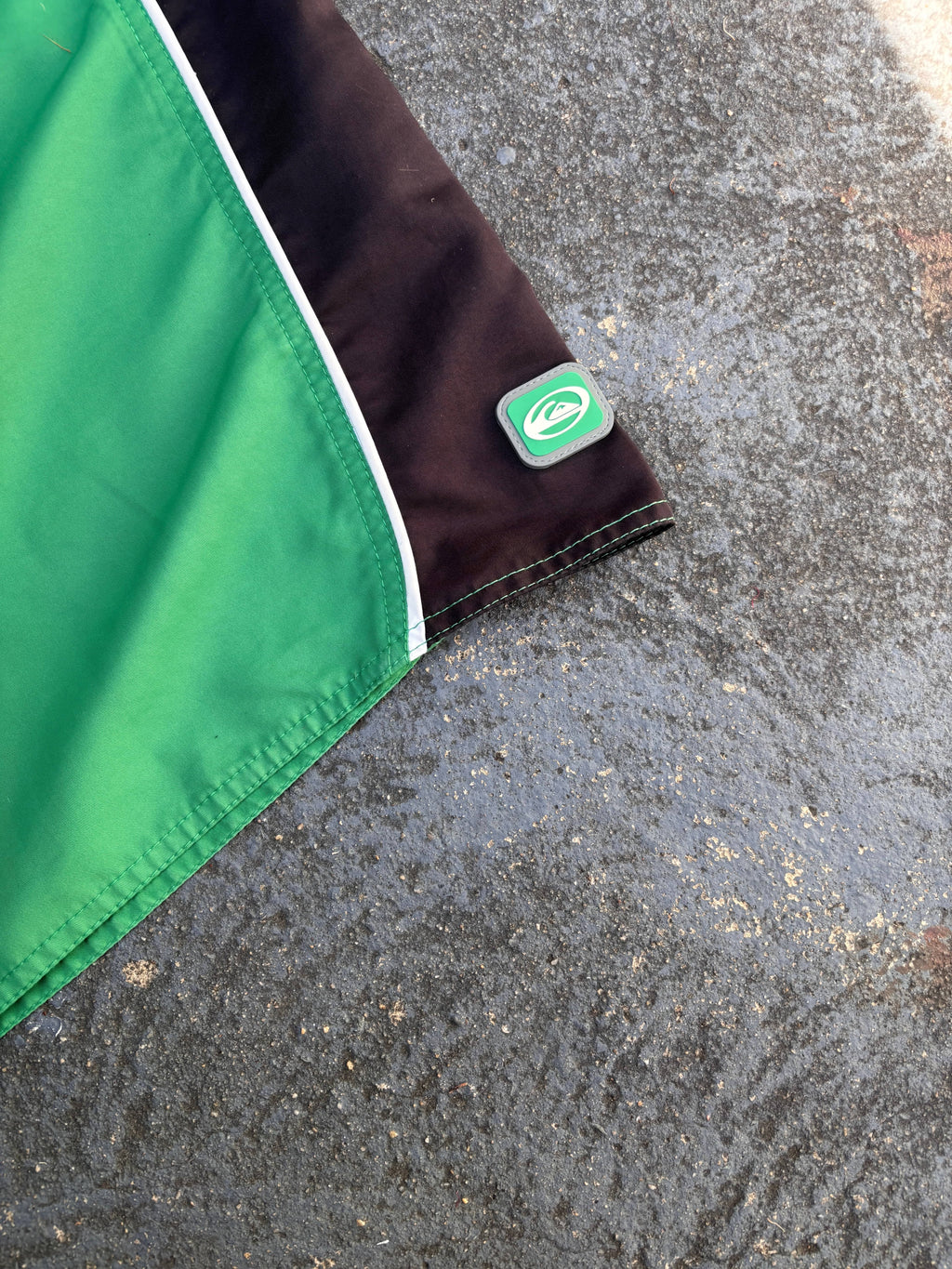 Vintage Y2K Quiksilver Board Shorts Sz M Green Silver Spell Out Logo Drawstring