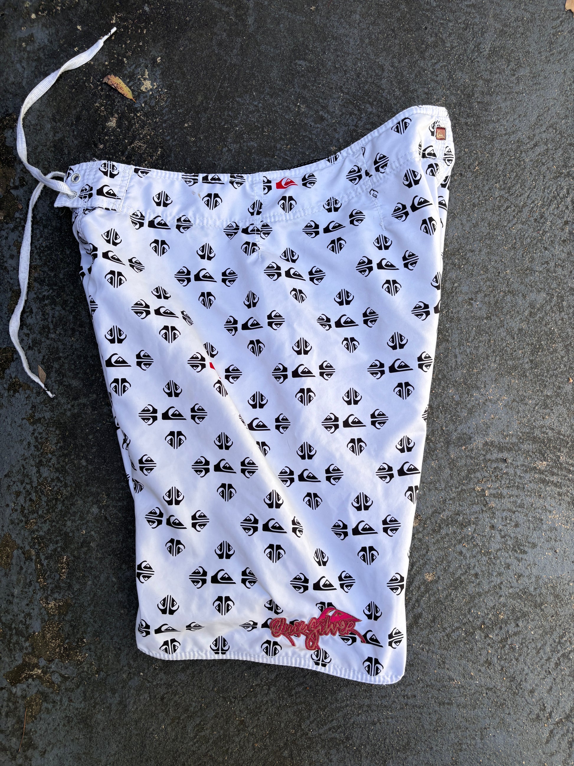 Vintage Y2K Quiksilver Cargo Board Shorts Size 32 White Black All Over Logo