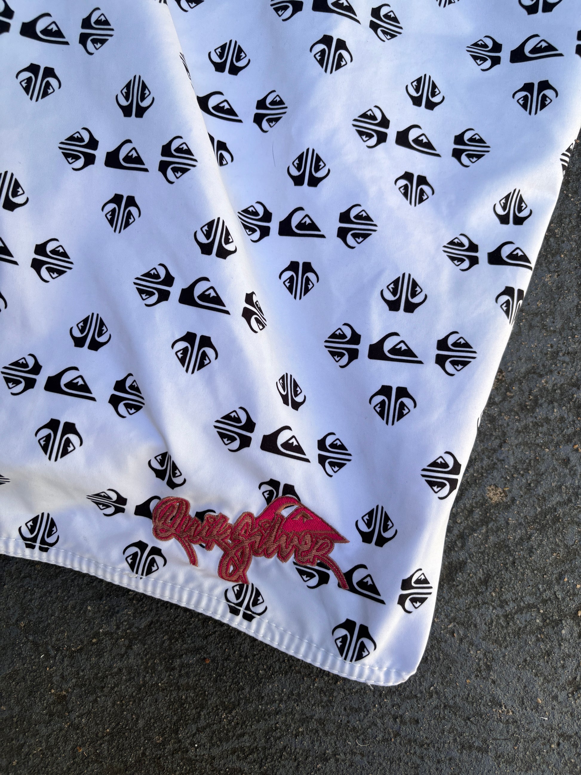 Vintage Y2K Quiksilver Cargo Board Shorts Size 32 White Black All Over Logo