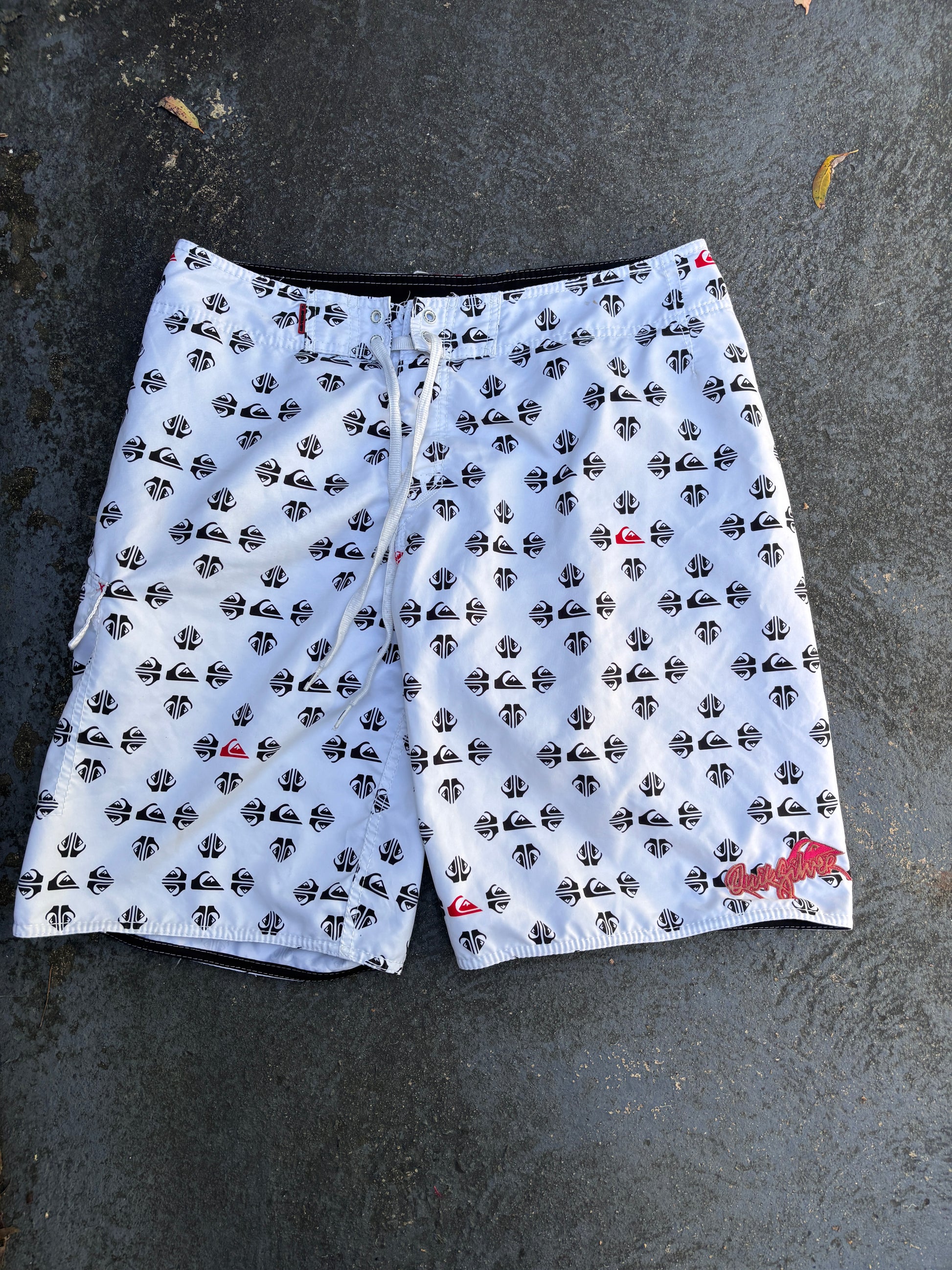 Vintage Y2K Quiksilver Cargo Board Shorts Size 32 White Black All Over Logo
