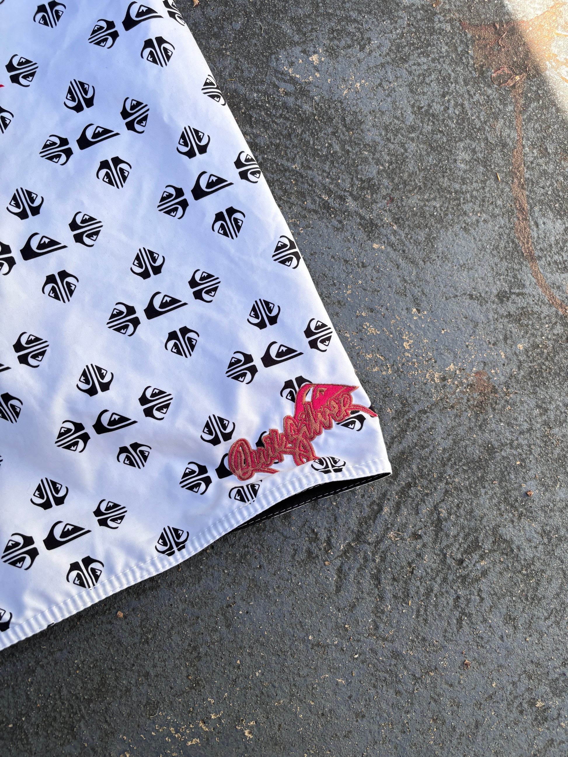 Vintage Y2K Quiksilver Cargo Board Shorts Size 32 White Black All Over Logo