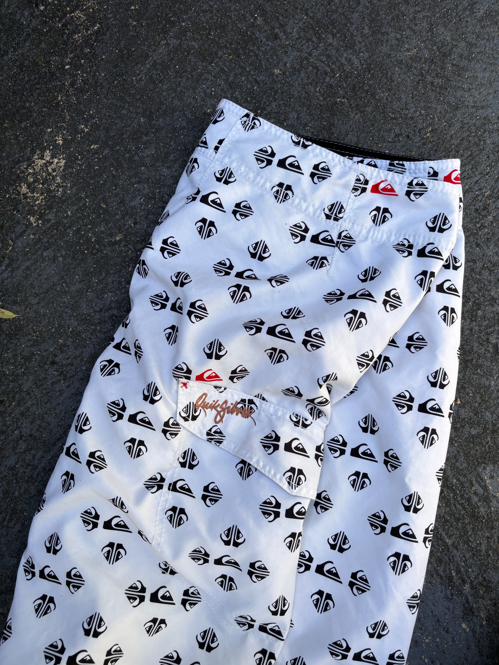 Vintage Y2K Quiksilver Cargo Board Shorts Size 32 White Black All Over Logo