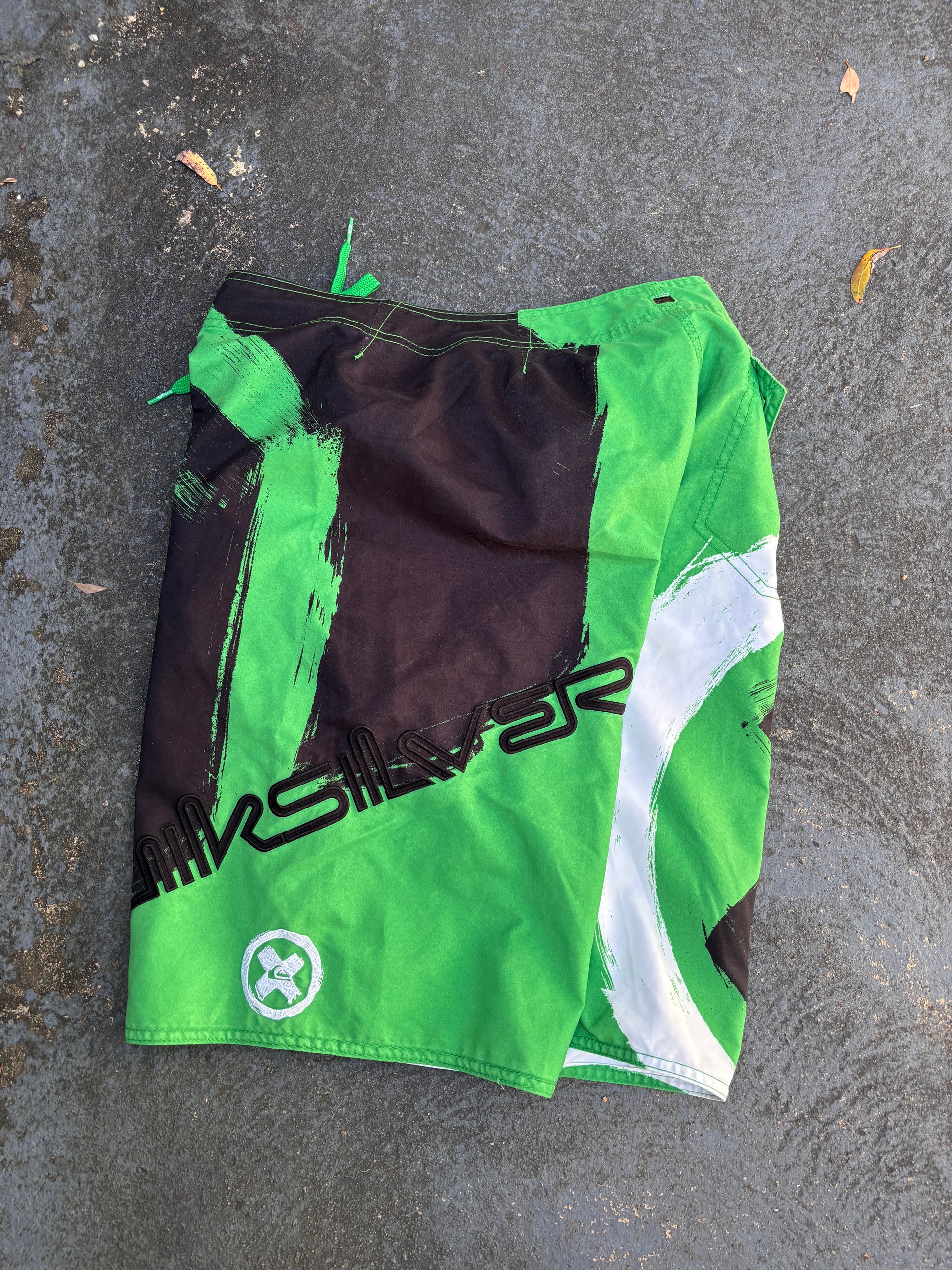 Vintage Y2K Quiksilver Board Shorts Sz M Green Black Spell Out Logo Embroidered