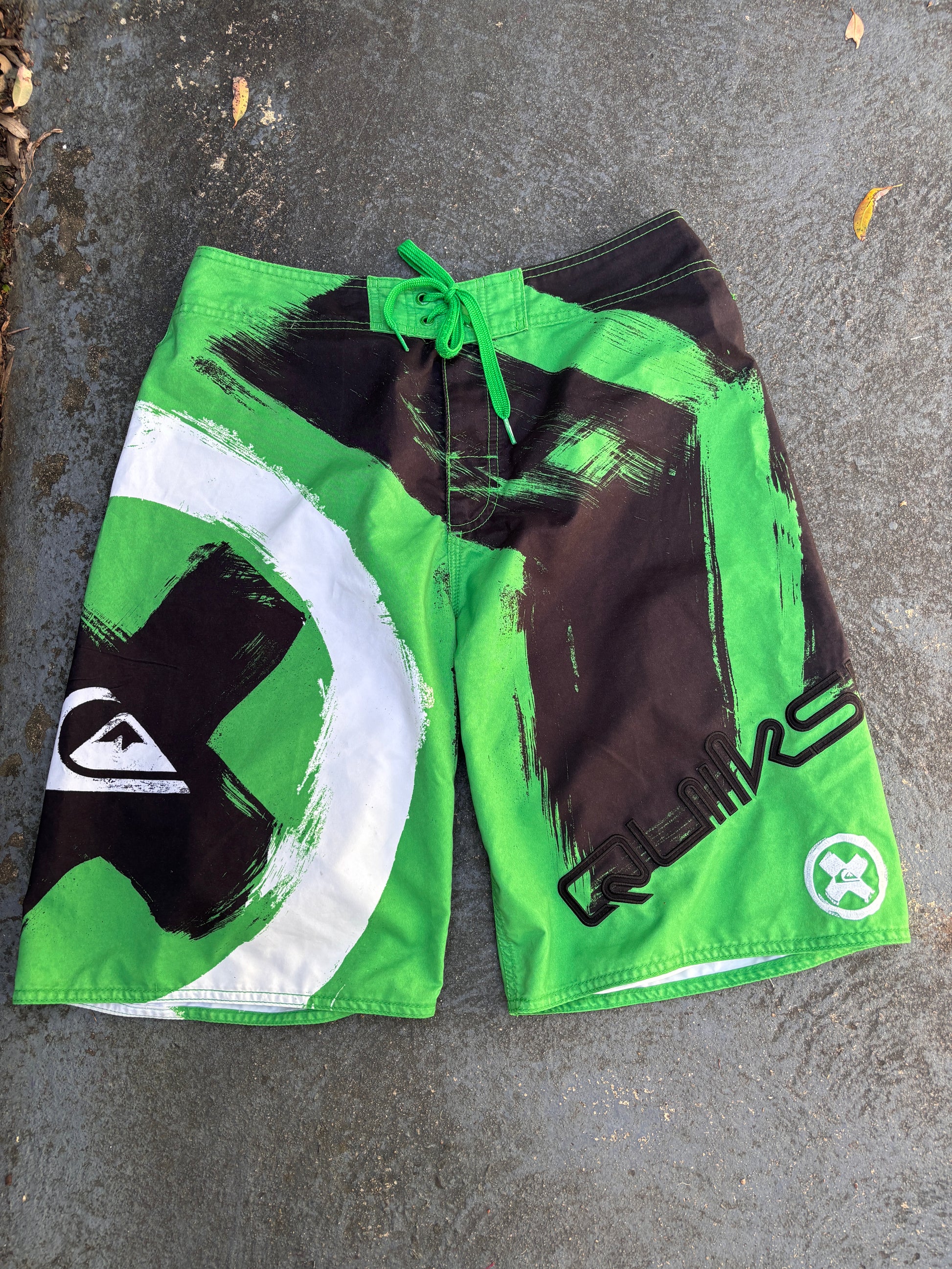 Vintage Y2K Quiksilver Board Shorts Sz M Green Black Spell Out Logo Embroidered