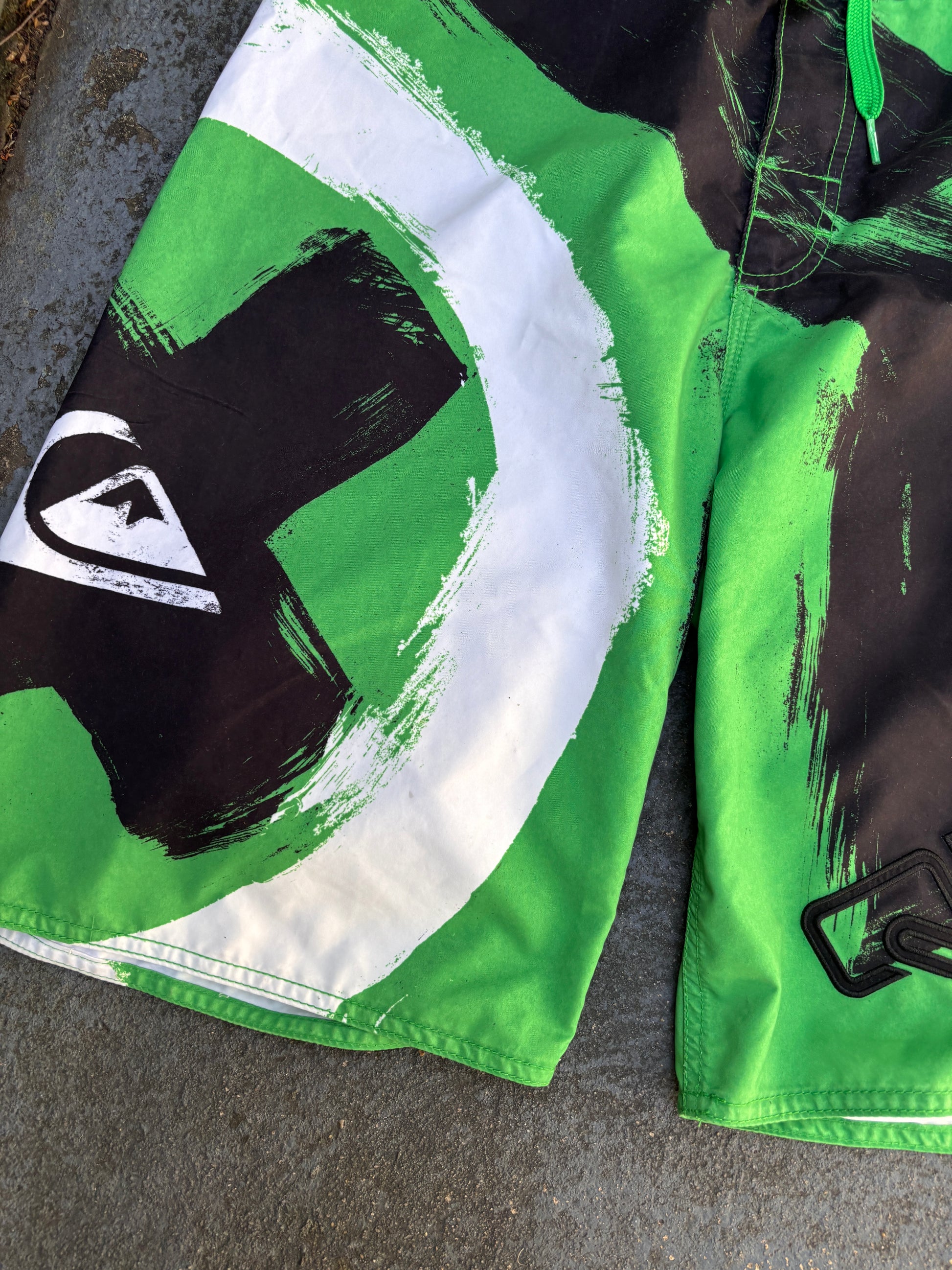 Vintage Y2K Quiksilver Board Shorts Sz M Green Black Spell Out Logo Embroidered