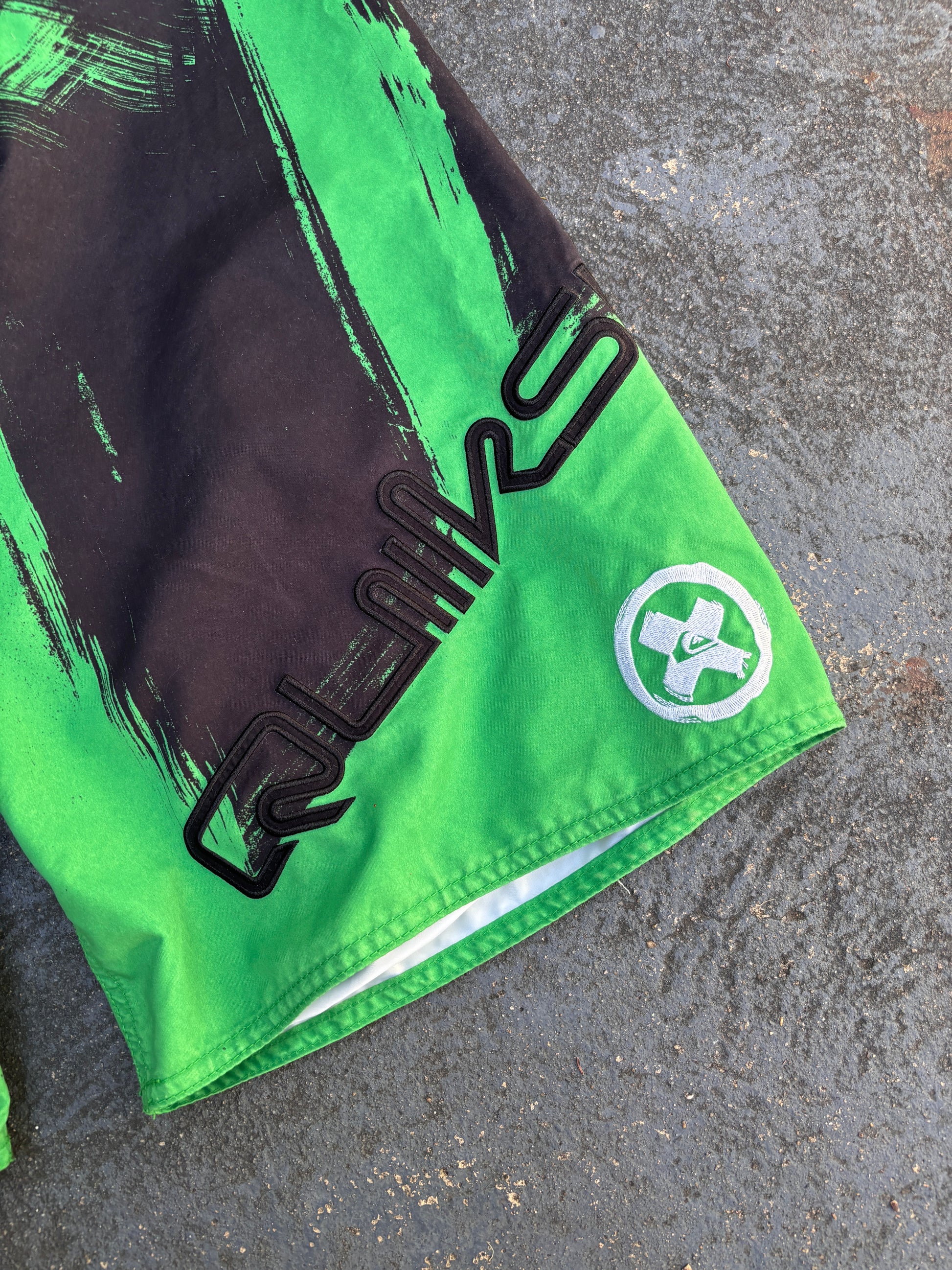 Vintage Y2K Quiksilver Board Shorts Sz M Green Black Spell Out Logo Embroidered