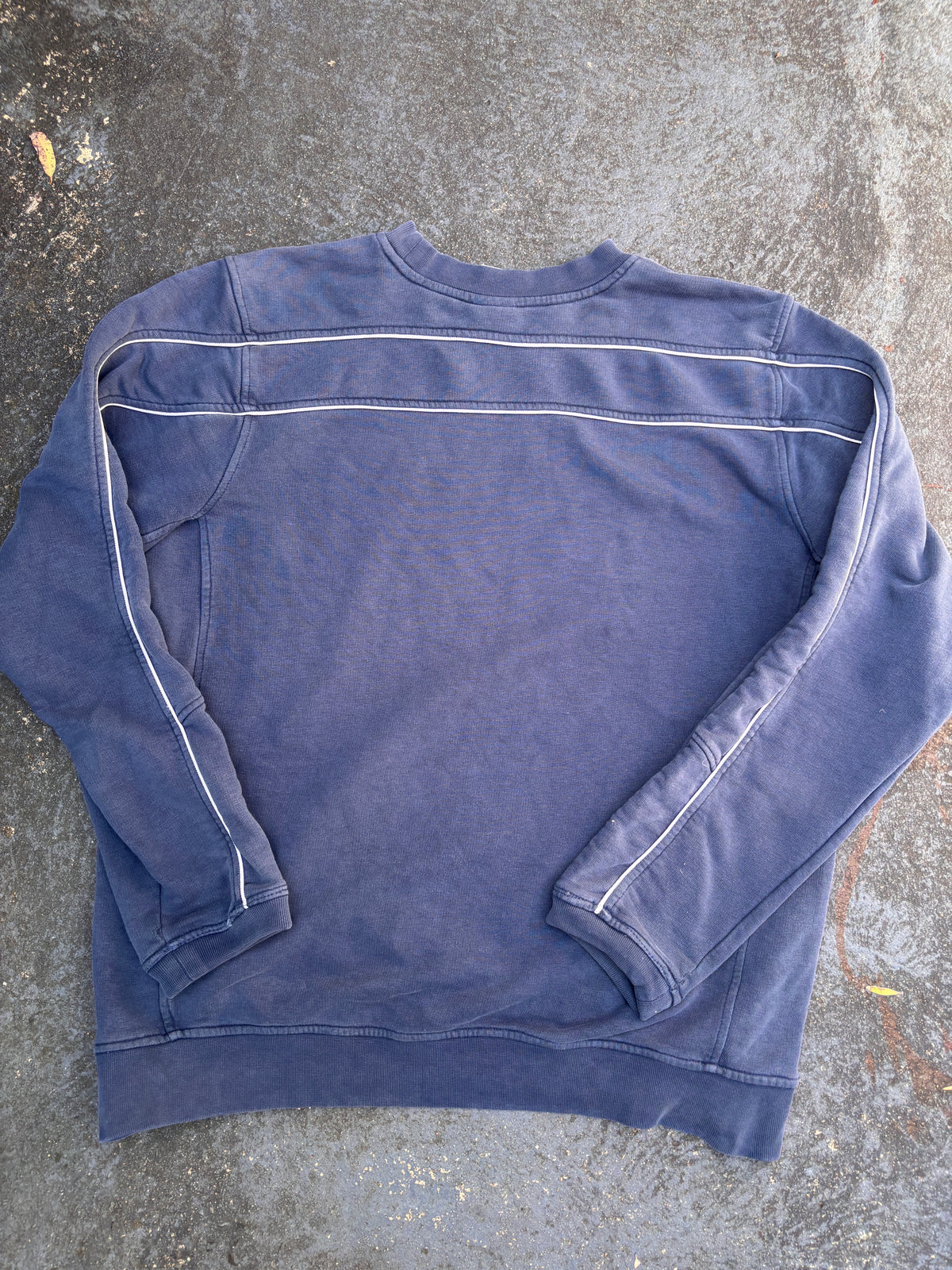 Vintage Y2K Nike Jumper Size M Navy White Piping Swoosh Faded Sweatshirt