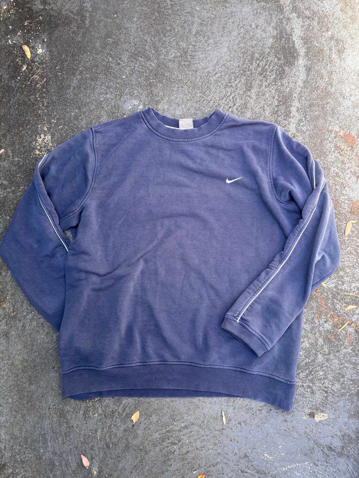 Vintage Y2K Nike Jumper Size M Navy White Piping Swoosh Faded Sweatshirt