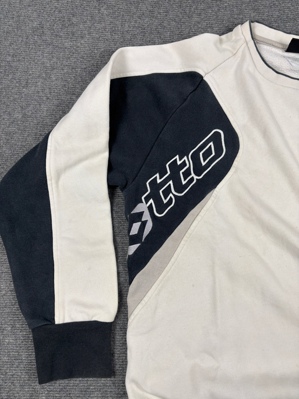 Vintage 90s Lotto Jumper Size XL White Black Spell Out Embroidered Logo Sweatshirt