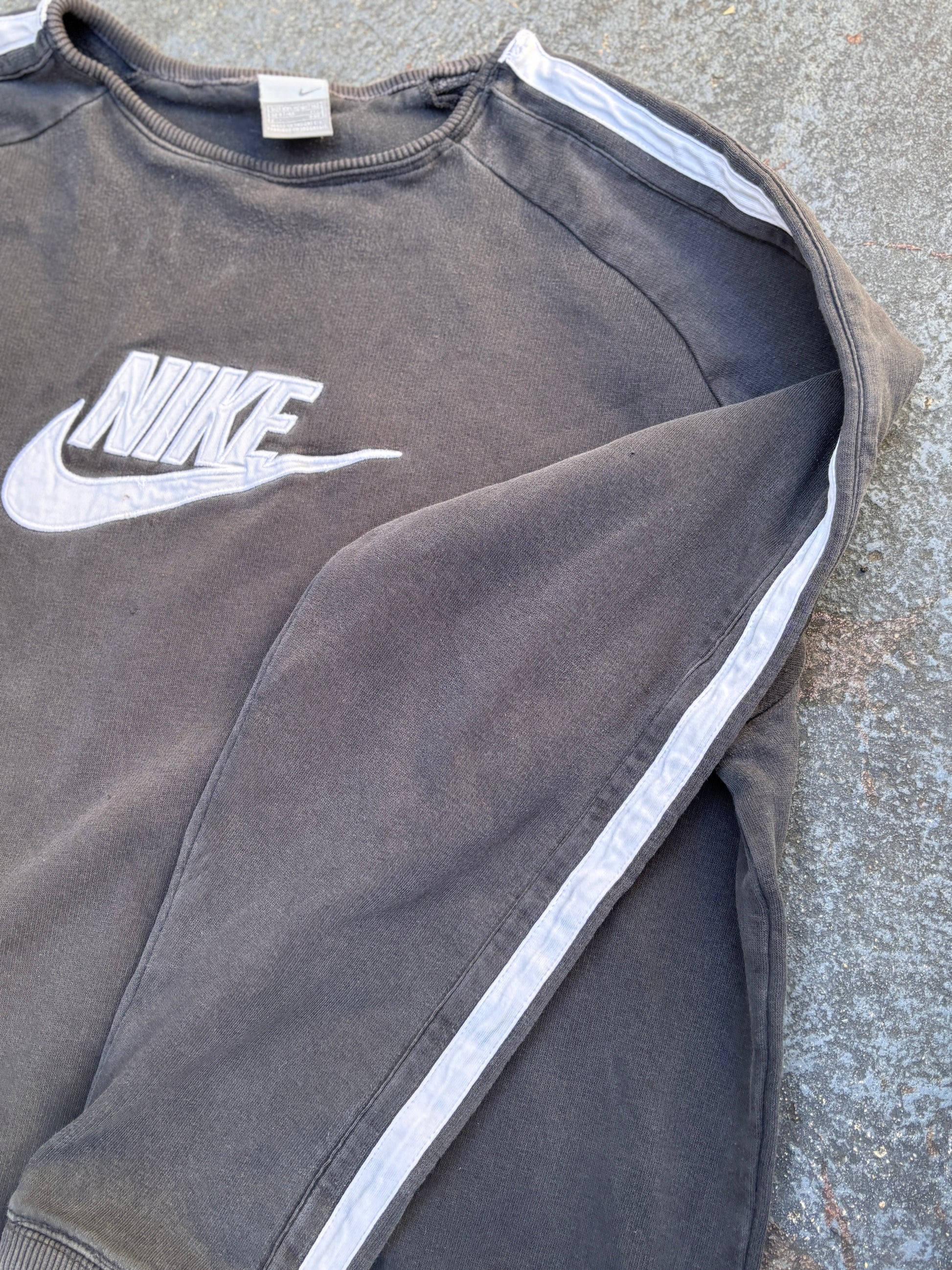 Vintage Y2K Nike Jumper Size XXL Black Grey Detail Large Front Logo Faded Sweatshirt