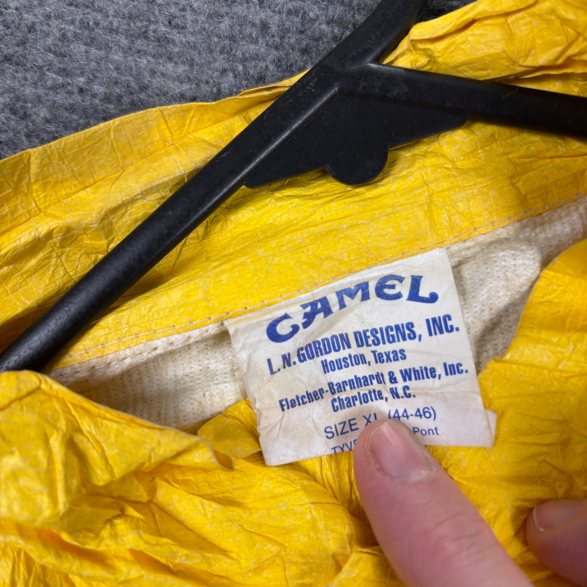 Vintage 90s Joe Camel Tyvek Jacket Size XL Yellow Windbreaker