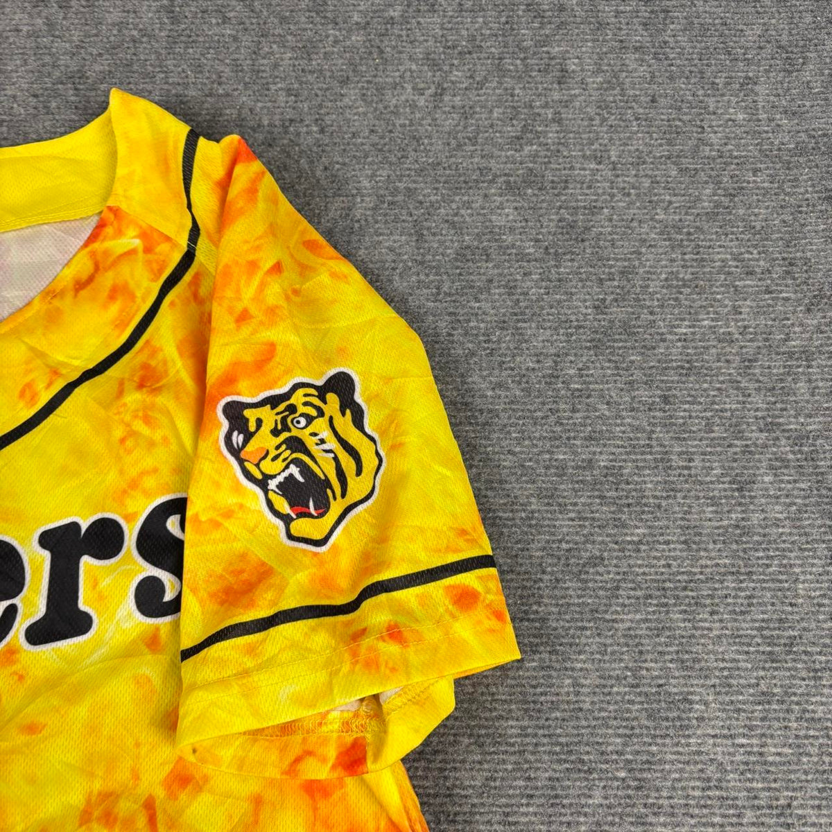 Hanshin Tigers Japanese Baseball Jersey Men’s Small  Yellow Flame Activewear