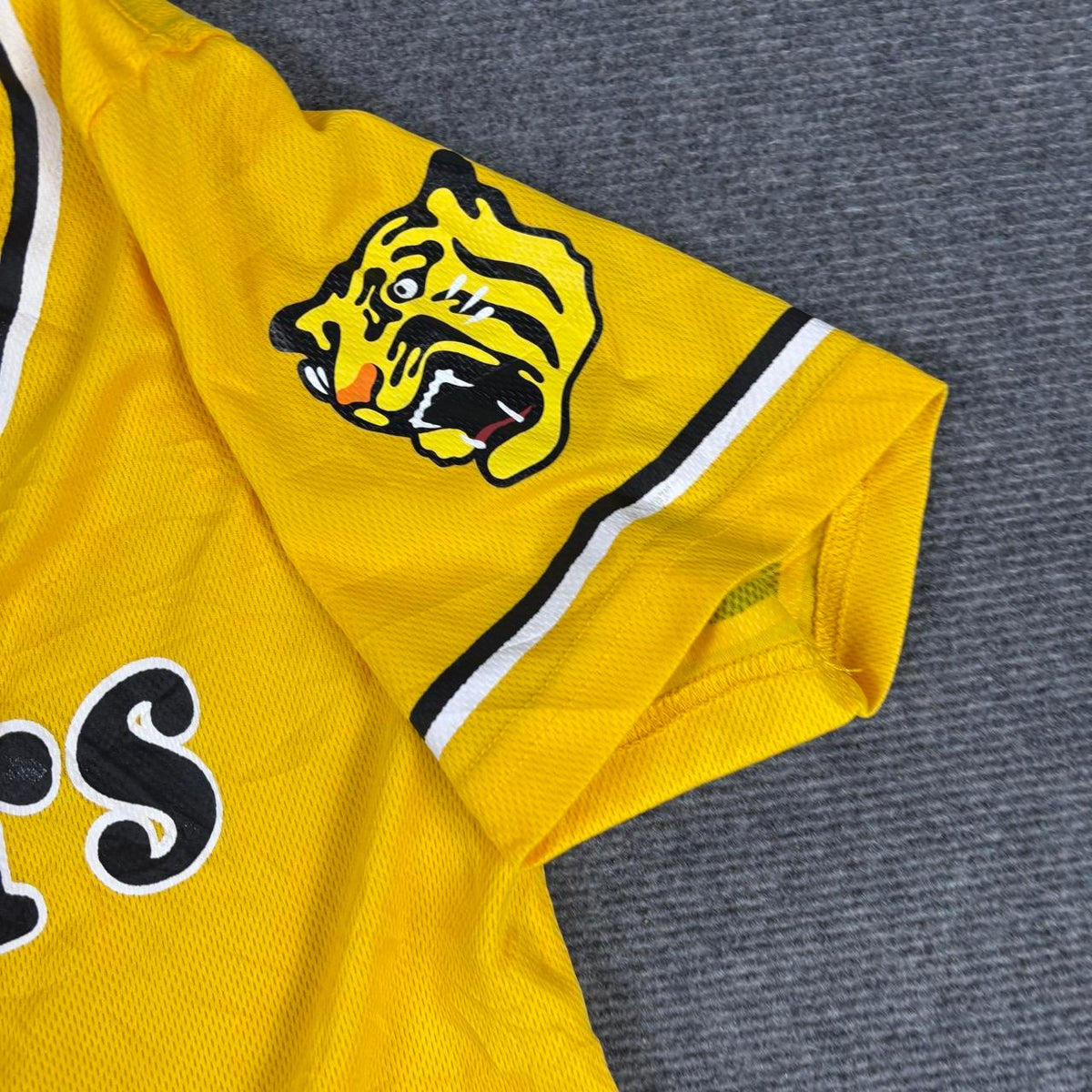 Osaka Tigers Japanese Baseball Jersey Men’s Medium in Yellow Activewear