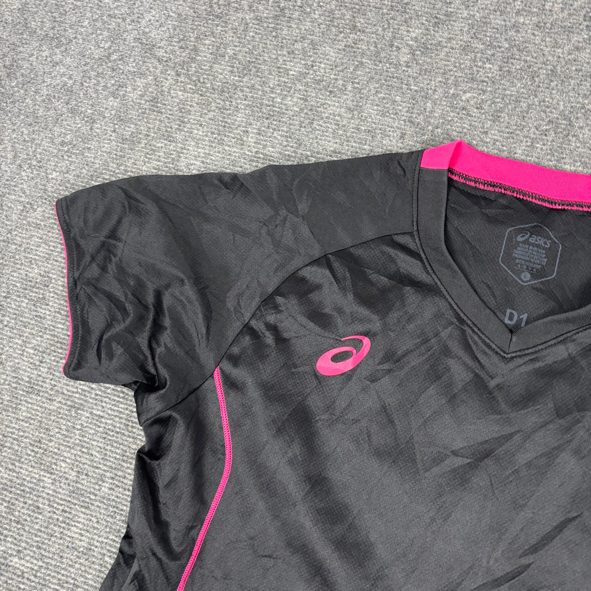 Asics V-Neck Training Tee Black Hot Pink Piping Fitted photo 4