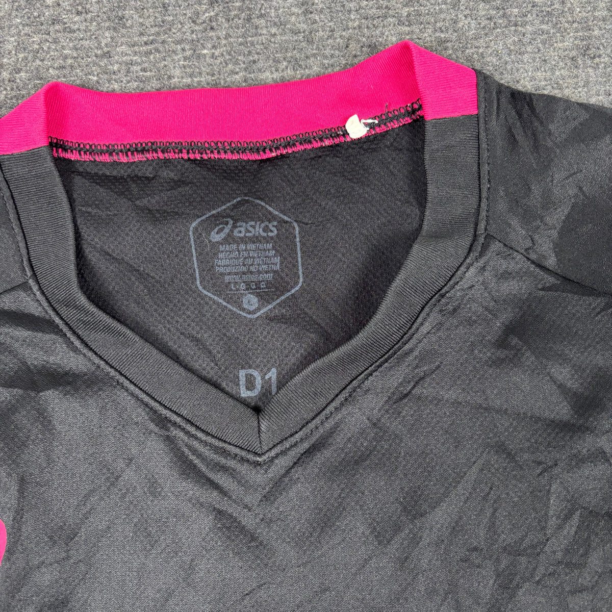 Asics V-Neck Training Tee Black Hot Pink Piping Fitted photo 5