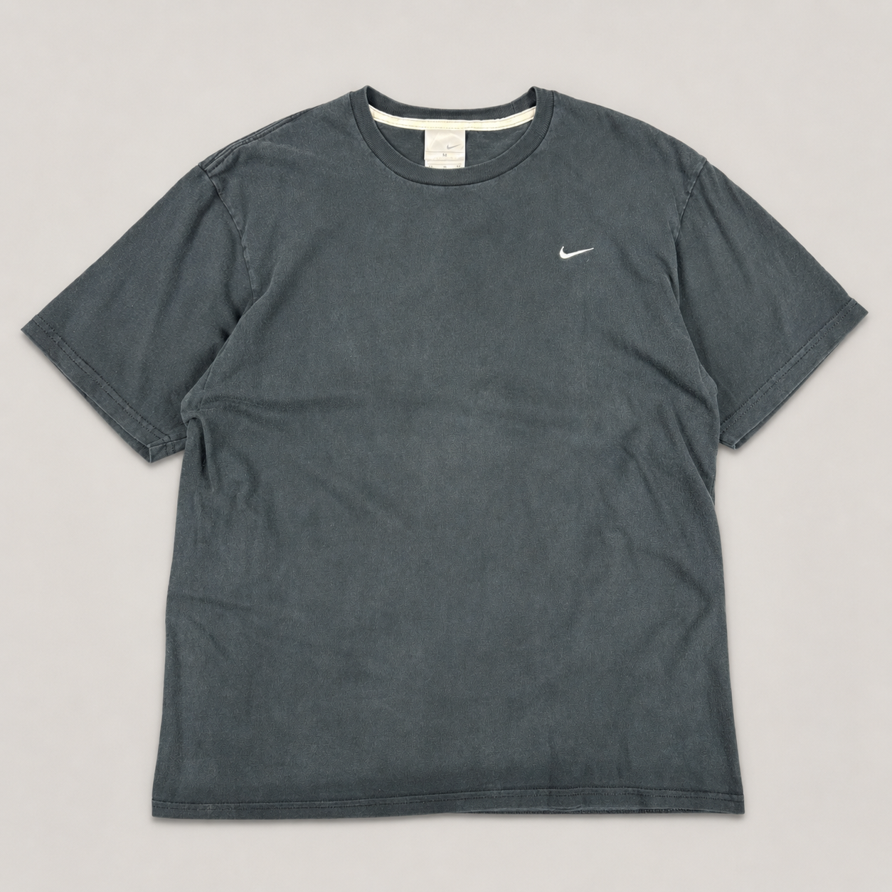Vintage Y2K Nike T-Shirt Men’s M Black White Chest Swoosh Faded Classic Crew Neck
