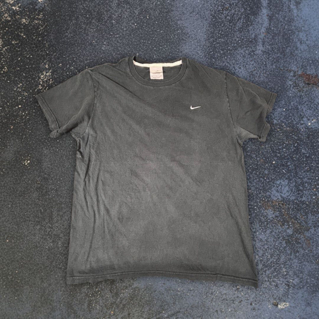 Vintage Y2K Nike T-Shirt Men’s M Black White Chest Swoosh Faded Classic Crew Neck
