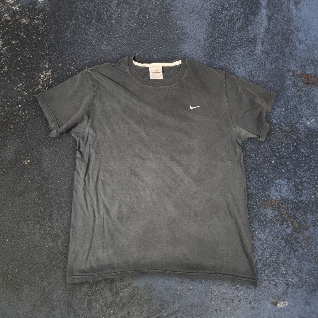 Vintage Y2K Nike T-Shirt Men’s M Black White Chest Swoosh Faded Classic Crew Neck