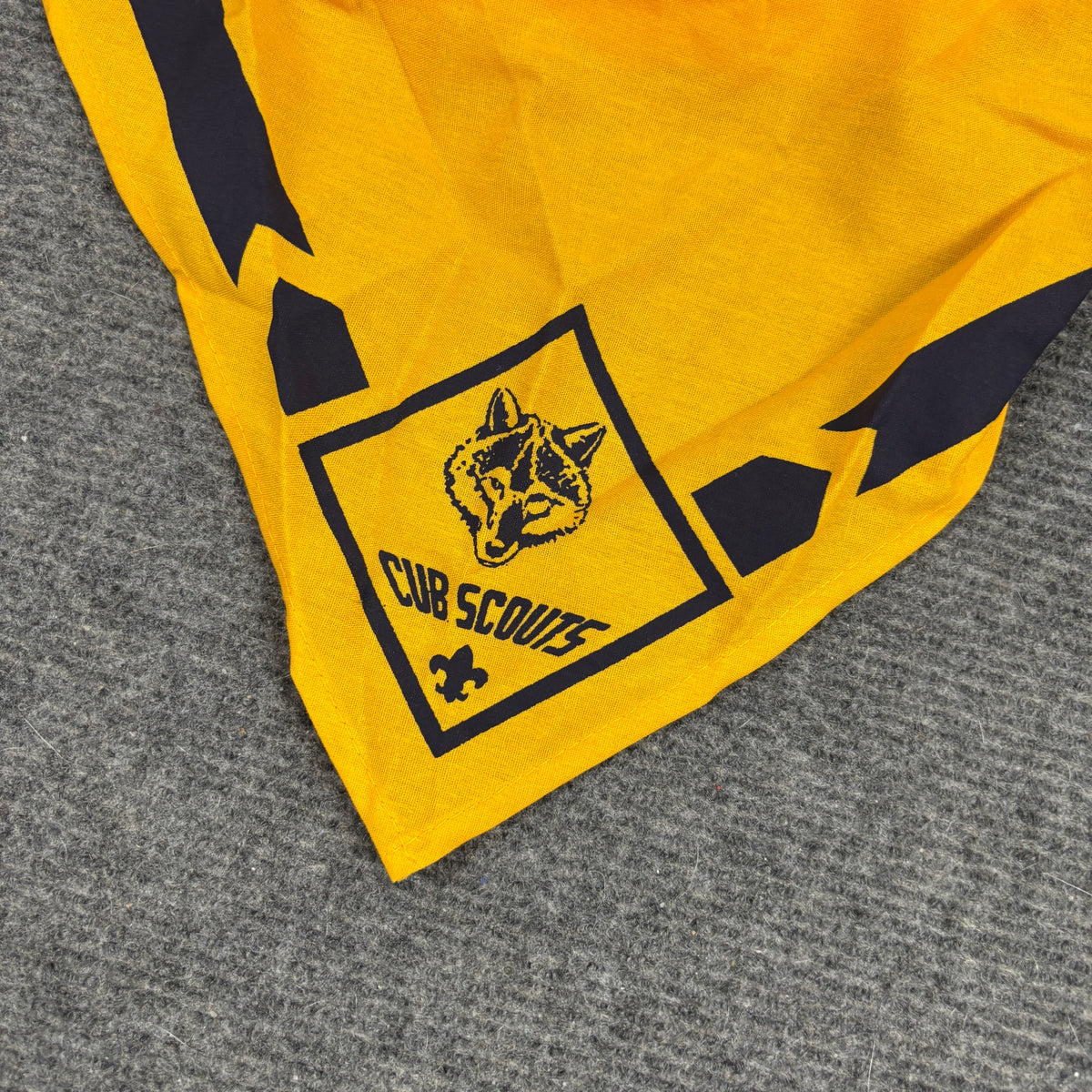 Vintage Cub Scouts Neckerchief Bandana Yellow Navy Wolf Logo photo 3